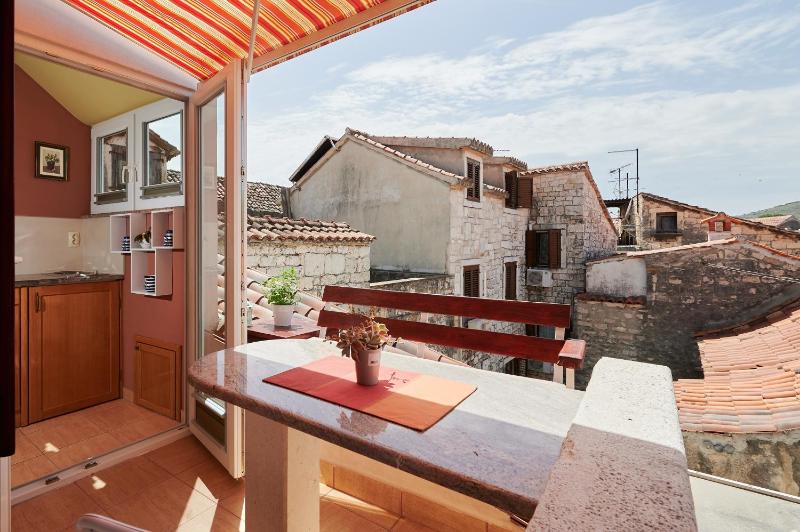 Studio with Balcony image 3
