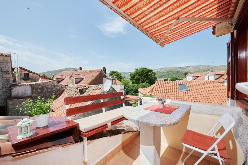 Studio with Balcony image 2