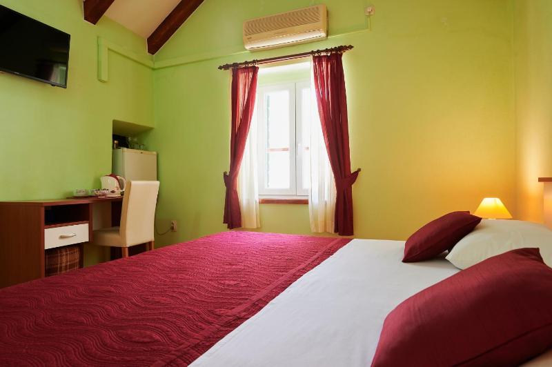 Double Room image 4