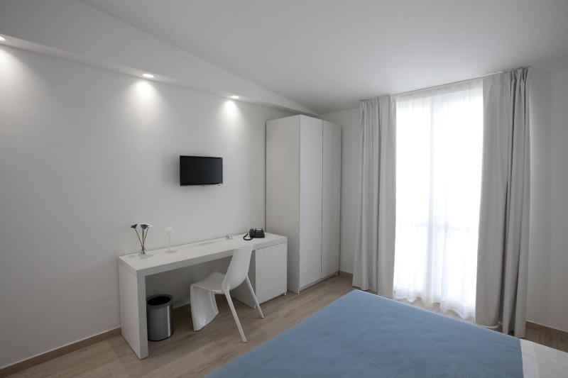 Triple Room with Balcony image 4