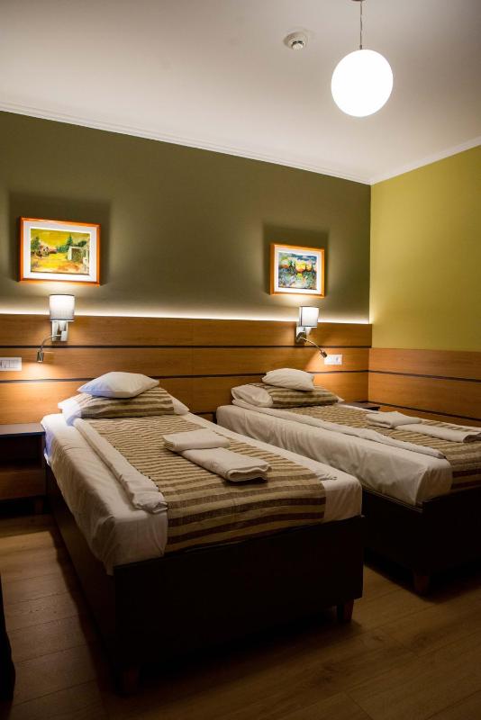 Twin Room image 3