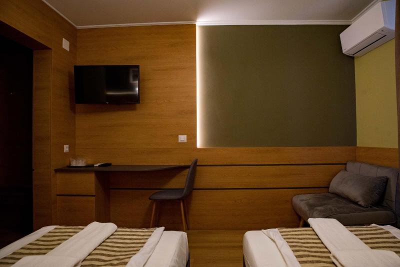 Twin Room image 2