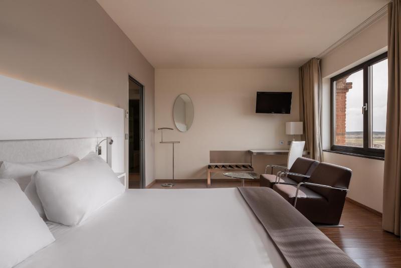 Deluxe Queen Room image 1