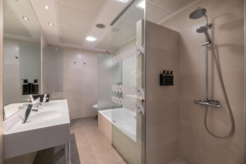 Deluxe Twin Room image 1