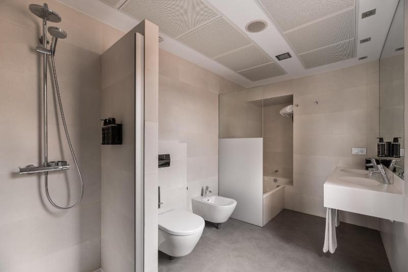 Standard Double Suite image 1