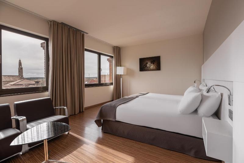 Deluxe Twin Room image 3
