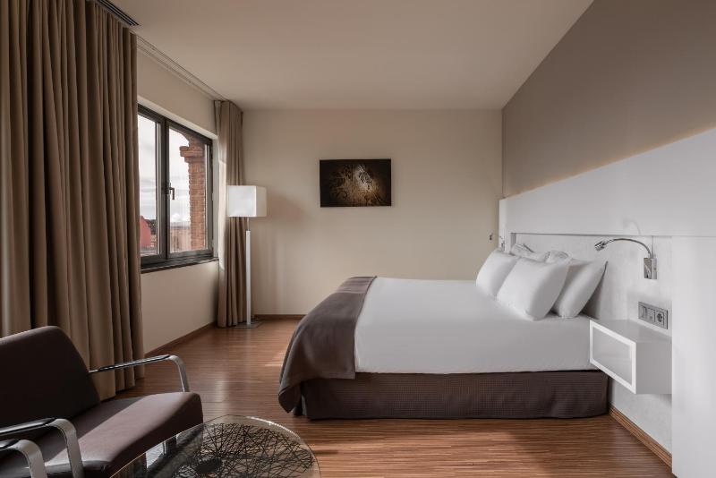 Deluxe Queen Room image 3