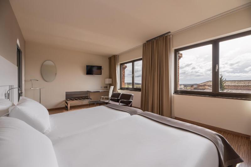 Deluxe Twin Room image 2