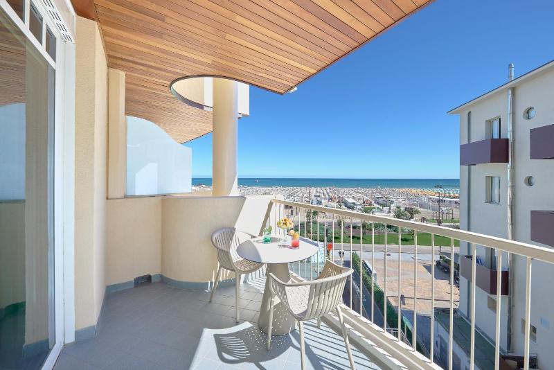 Triple Room with Sea View and Spa Access image 1