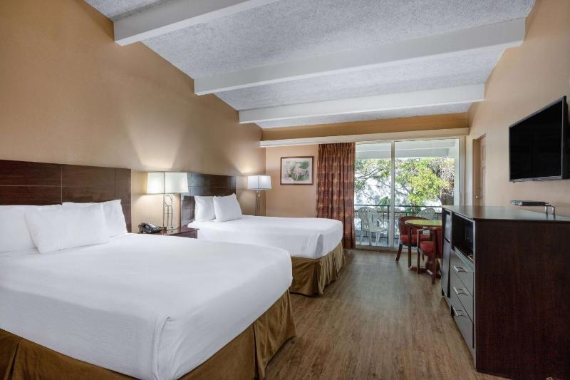 Deluxe Double Room with Two Double Beds - Non-Smoking image 1