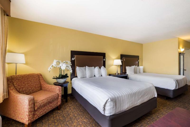 Queen Room with Two Queen Beds - Non-Smoking image 4