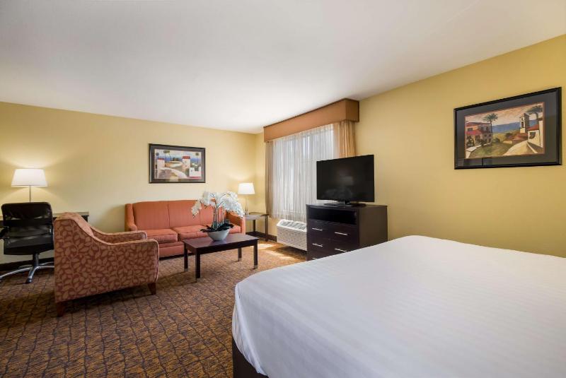 King Room with Sofa Bed - Non-Smoking image 3