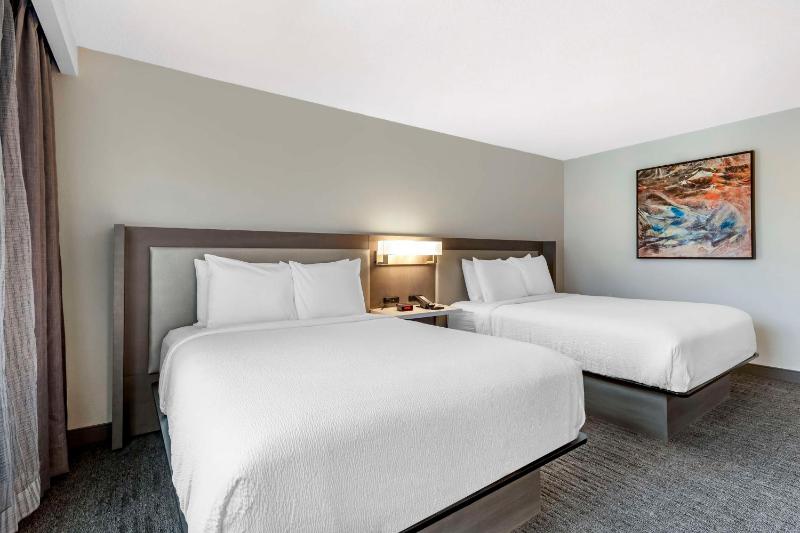 Queen Room with Two Queen Beds - Non-Smoking image 4