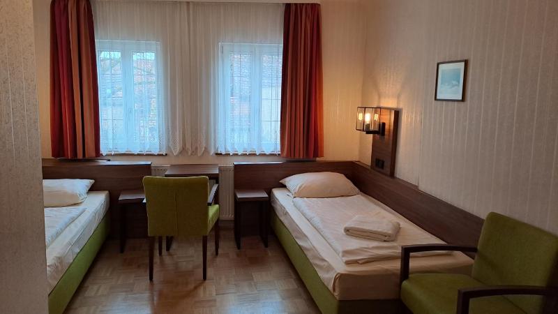 Twin Room image 3
