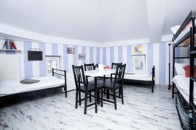 Bed in 6-Bed Mixed Dormitory Room image 4