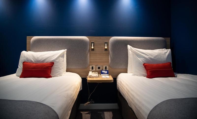 Standard Twin Room with Free Hot Breakfast image 3