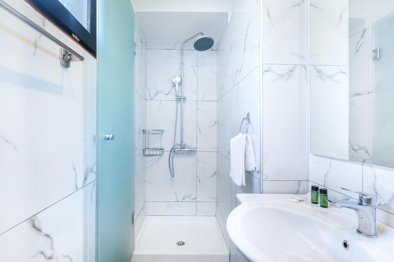 Deluxe Room with Garden or Side Sea View image 2