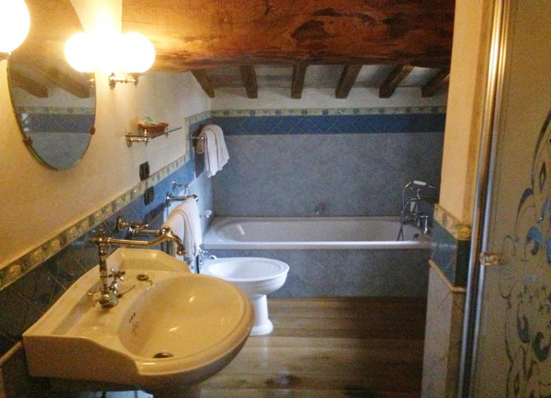 Classic Double Room image 4