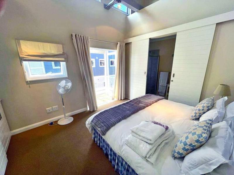 Modern Apartment with Jetty - image 2