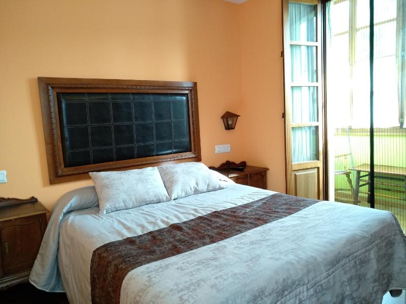 Queen Room with Garden View image 2