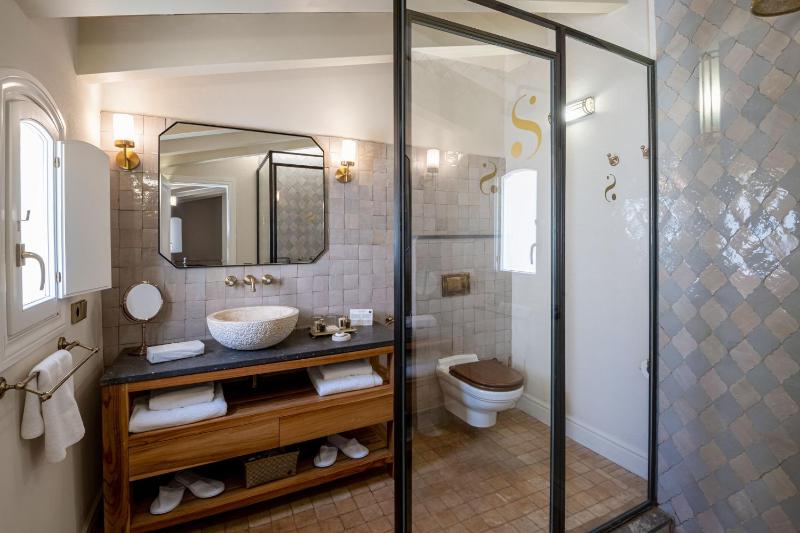 Deluxe Room image 4