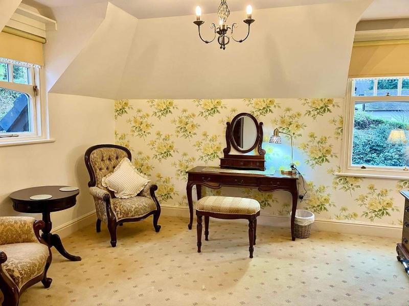 Jacobean Suite with Four Poster Bed image 4