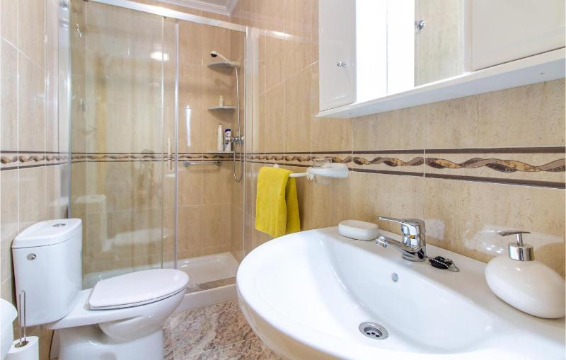 2 Bedroom Amazing Apartment In Torrevieja - image 15
