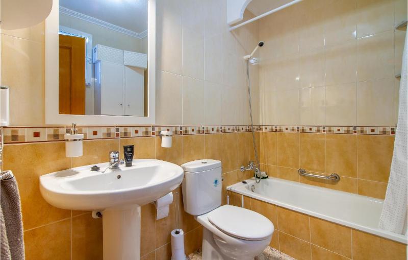2 Bedroom Amazing Apartment In Torrevieja - image 5