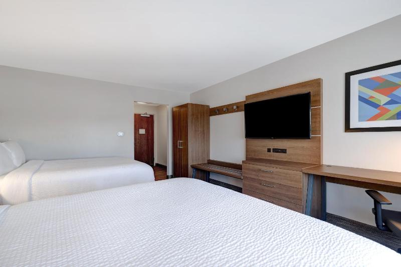 Standard Queen Room with Two Queen Beds image 4