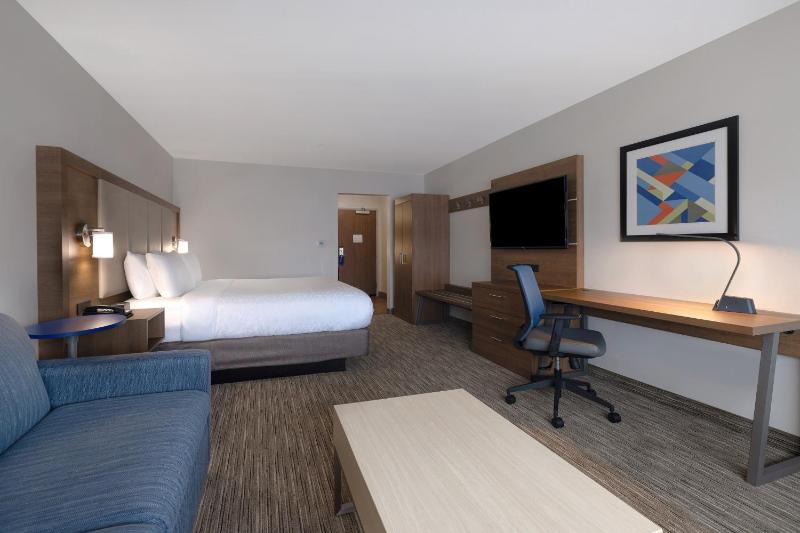 King Suite with Sofa Bed image 4