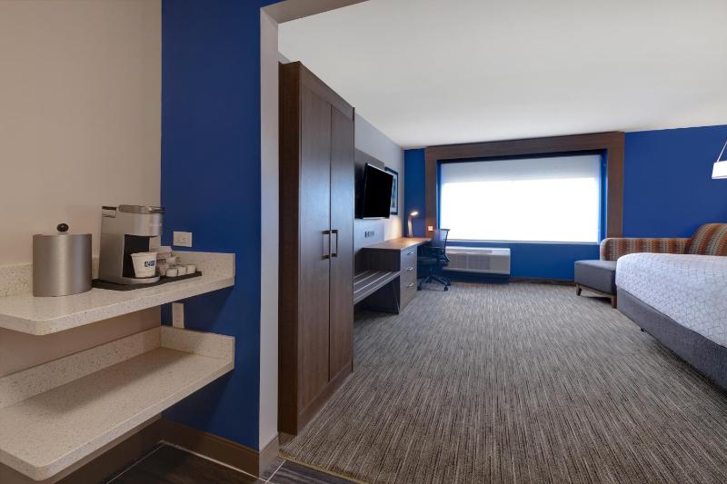 Standard King Room with Roll-in Shower - Mobility Accessible image 2