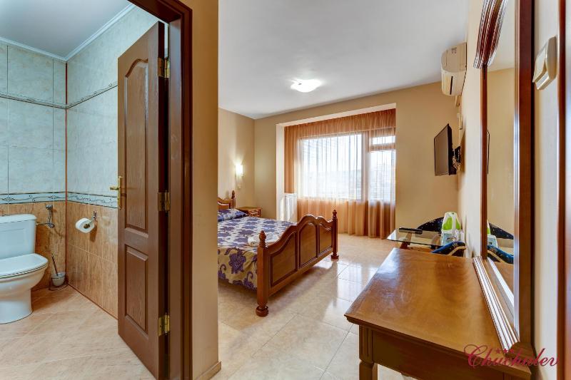 Double Room image 3