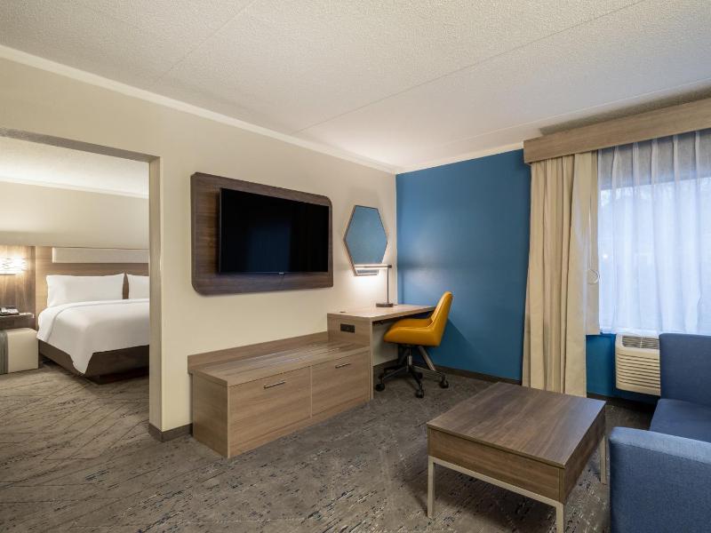 One-Bedroom Suite with Tub - Mobility Accessible image 4