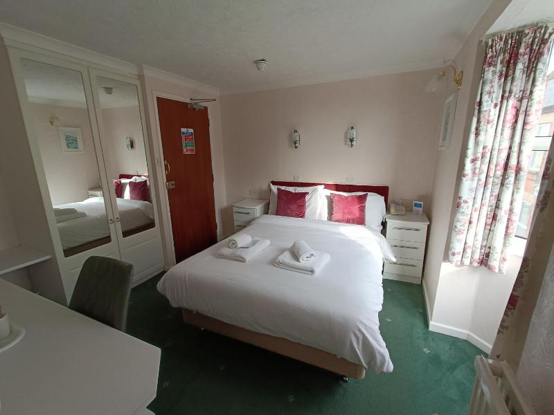 Double Room image 4
