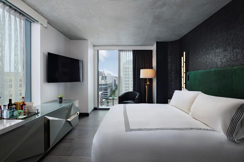 Corner King Room with View image 4