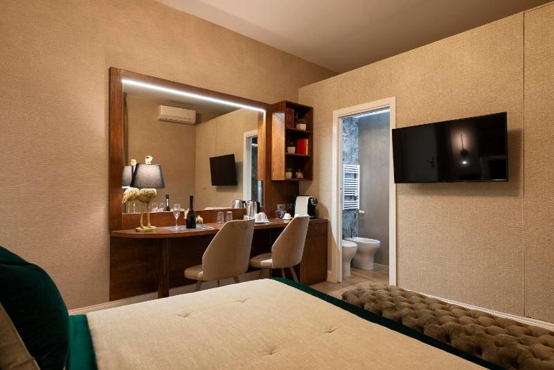 Deluxe Double Room image 3