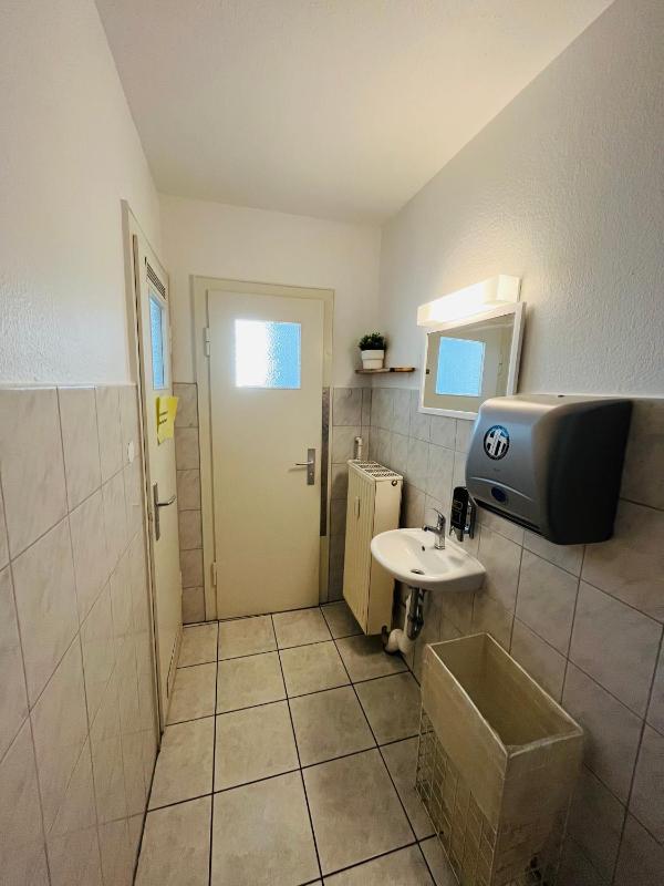 Single Room with Shared Bathroom image 4