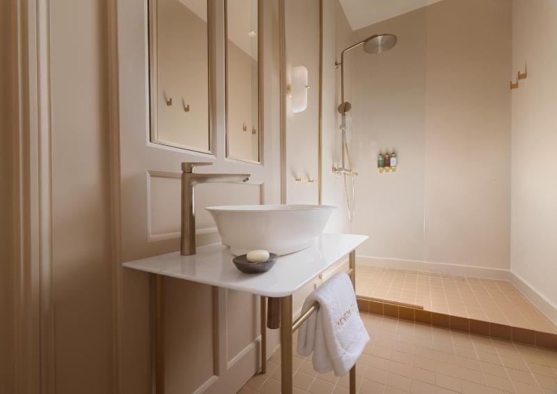 Echo Suite with Balcony image 2