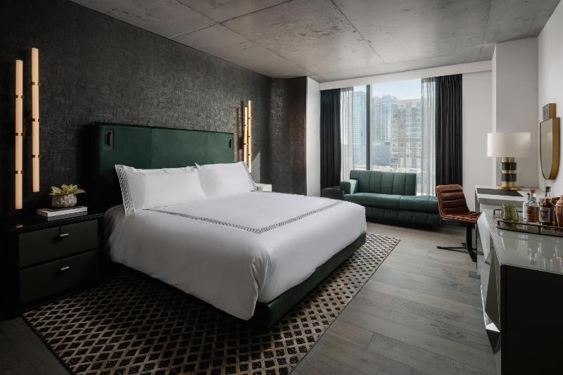 King Room with Pool View image 4