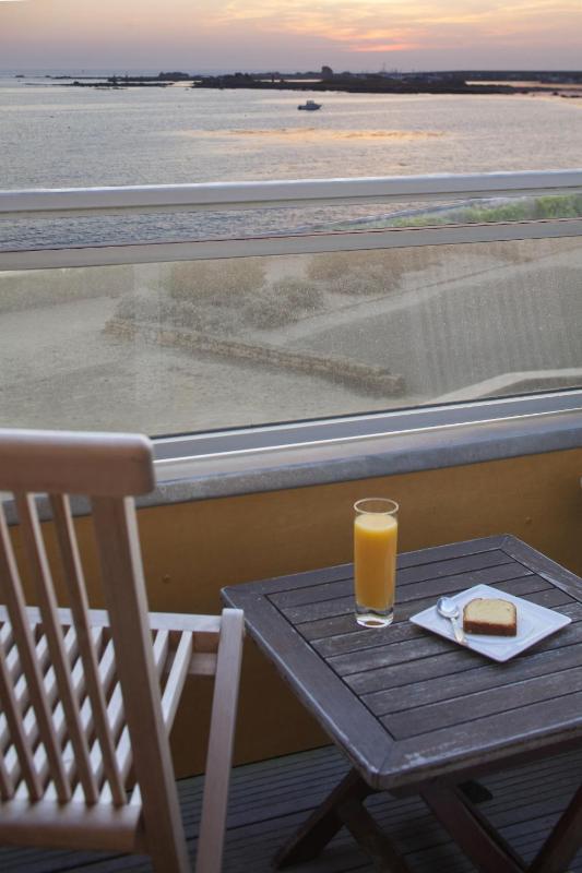 Double Room with Balcony and Sea View image 2