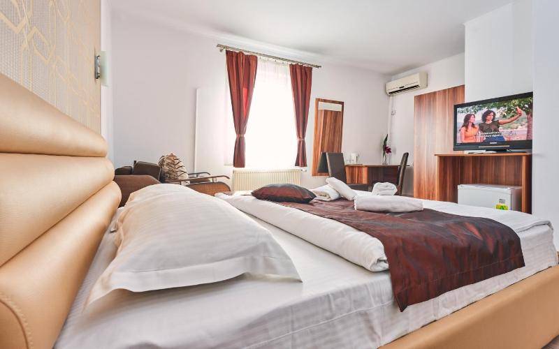 Double Room image 3