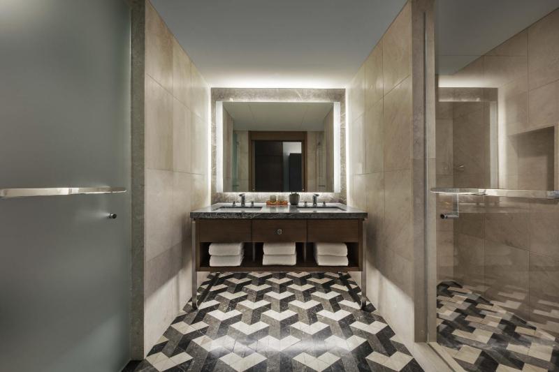 Executive Queen Room with Two Queen Beds - High Floor image 3