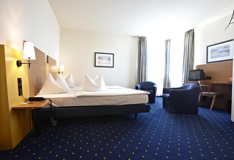 Business Twin Room image 4
