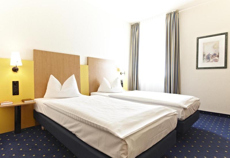 Standard Twin Room image 4