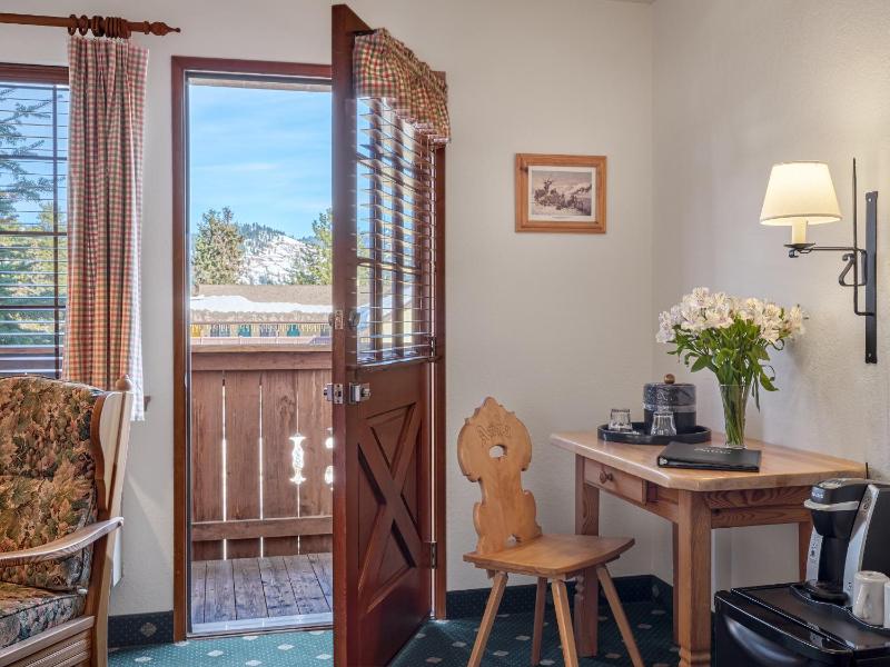 Deluxe King Room with Balcony image 3
