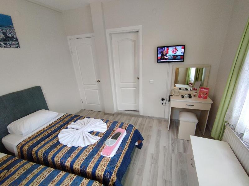 Standard Twin Room image 4