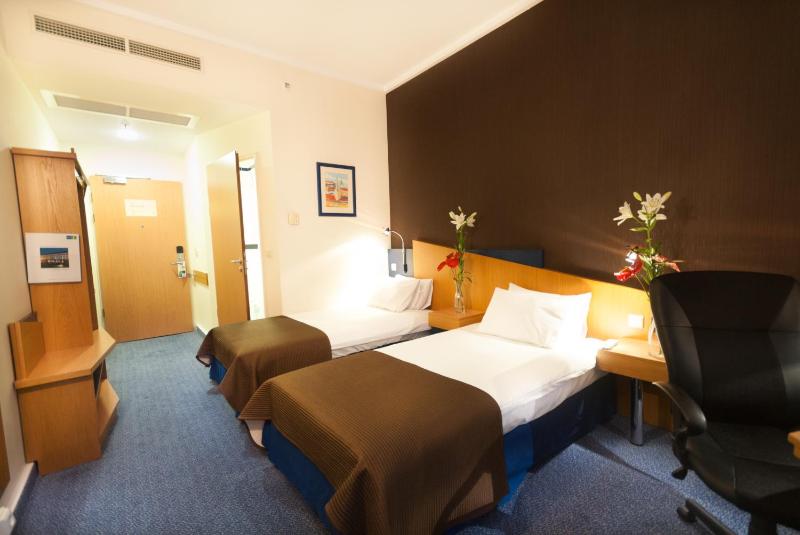 Standard Twin Room image 4