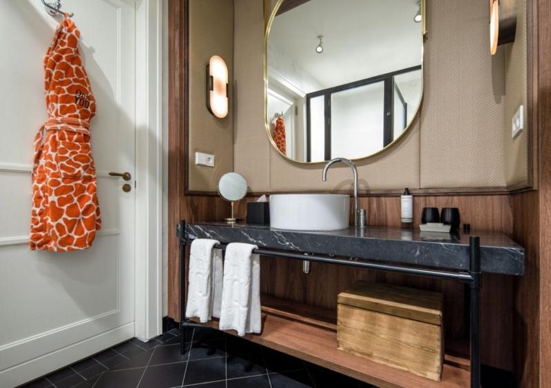 Premium Twin Room image 3