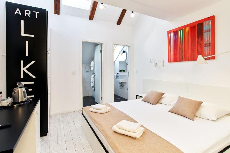 Double Room image 4
