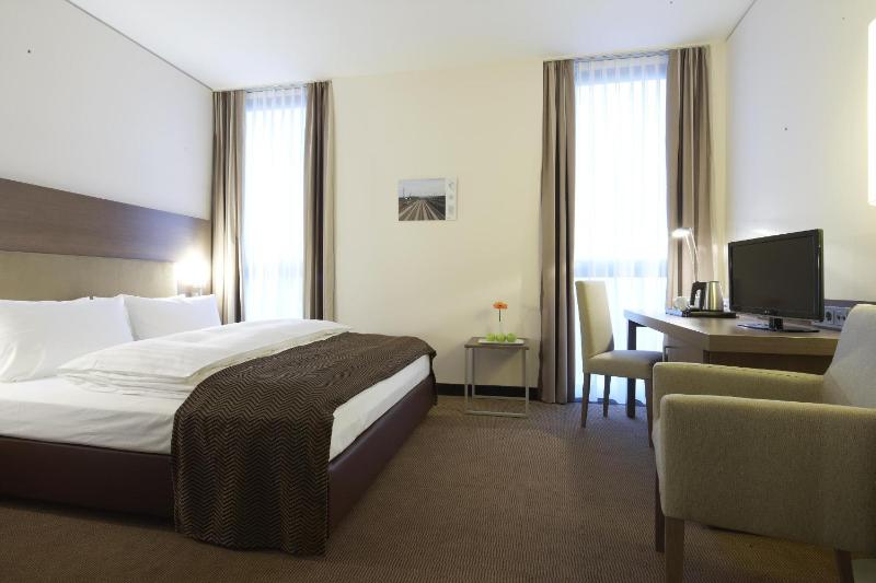 Business Plus Double Room image 4